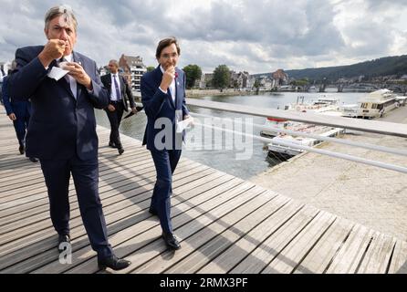 Namur, Belgio. 30 agosto 2023. Il Presidente del Ministro fiammingo Jan Jambon e il Presidente del Ministro vallone Elio di Rupo si gustano un gelato durante una passeggiata nel centro della città di Namur dopo un incontro bilaterale tra i Presidenti valloni e i Ministri Fiamminghi, mercoledì 30 agosto 2023 a Jambes, Namur. BELGA PHOTO BENOIT DOPPAGNE Credit: Belga News Agency/Alamy Live News Foto Stock