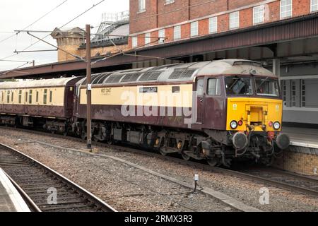 Locomotiva Heritage diesel classe 57 57313 con il treno per escursioni 1Z36 Northern Belle da Huddersfield a Edimburgo alla stazione di York il 26/8/23. Foto Stock