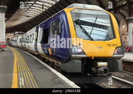 Unità multiple diesel "Civity" classe settentrionale 195 costruita in CAF n. 195005 alla stazione di York, Regno Unito. Foto Stock