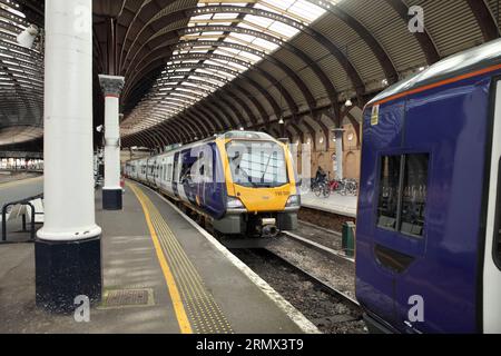 Unità multiple diesel "Civity" classe settentrionale 195 costruita in CAF n. 195005 alla stazione di York, Regno Unito. Foto Stock