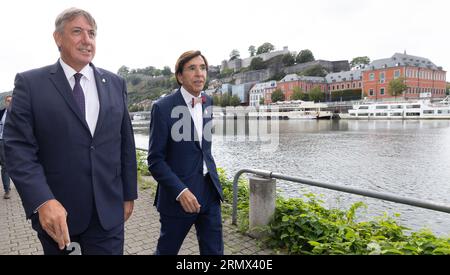 Namur, Belgio. 30 agosto 2023. Il ministro fiammingo Jan Jambon e il ministro vallone Elio di Rupo sono stati fotografati durante una passeggiata nel centro della città di Namur dopo un incontro bilaterale tra i presidenti valloni e i ministri fiamminghi, mercoledì 30 agosto 2023 a Jambes, Namur. BELGA PHOTO BENOIT DOPPAGNE Credit: Belga News Agency/Alamy Live News Foto Stock