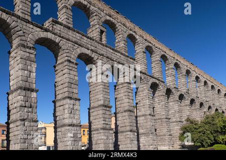 Spagna, Castiglia e León, Segovia, Acquedotto di Segovia, un acquedotto romano con 167 archi costruito intorno al i secolo d.C. per incanalare l'acqua dalla sorgente Foto Stock