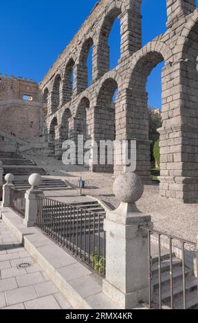 Spagna, Castiglia e León, Segovia, Acquedotto di Segovia, un acquedotto romano con 167 archi costruito intorno al i secolo d.C. per incanalare l'acqua dalla sorgente Foto Stock