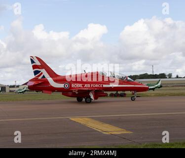 Uno degli aerei a reazione Hawk T1/T1A del team Red Arrows RAF si prepara a lasciare il Royal International Air Tattoo del 2023 Foto Stock