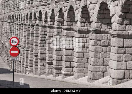 Spagna, Castiglia e León, Segovia, segnali stradali con l'Acquedotto di Segovia, un acquedotto romano con 167 archi costruito intorno al i secolo d.C. a C Foto Stock