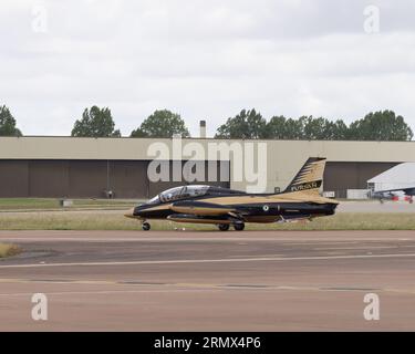 Un Aermacchi MB-339NAT del team di esibizioni acrobatiche degli Emirati Arabi Uniti al Fursan si prepara a partire per il 2023 Royal International Air Tattoo Foto Stock