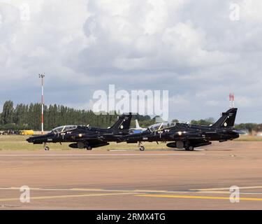 Due addestratori avanzati BAE Hawk dal No.4FTS della RAF Valley aspettano di partire dal Royal International Air Tattoo del 2023 Foto Stock