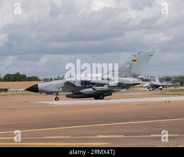 Un aereo a reazione multiruolo Panavia Tornado dell'Aeronautica militare tedesca attende di partire dal Royal International Air Tattoo del 2023 Foto Stock