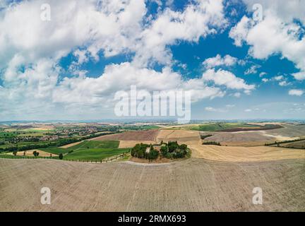 Tipico paesaggio della Tuskany con piccola strada e cipressi Foto Stock