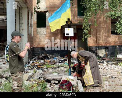 Non esclusiva: CHARKIV, UCRAINA - 29 AGOSTO 2023 - i membri del pubblico rendono omaggio al personale della 113a Brigata separata del territorio Foto Stock