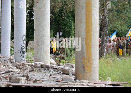 Non esclusiva: CHARKIV, UCRAINA - 29 AGOSTO 2023 - i membri del pubblico rendono omaggio al personale della 113a Brigata separata del territorio Foto Stock