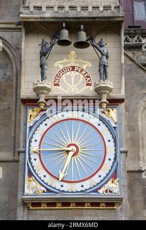 Il quadrante esterno dell'orologio della cattedrale di Wells, recentemente restaurato nel 2023, il secondo orologio più antico in funzione in Gran Bretagna. Somerset, Inghilterra, Regno Unito. Foto Stock