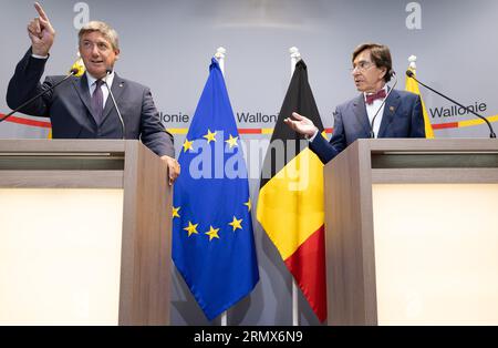 Namur, Belgio. 30 agosto 2023. Il ministro fiammingo Jan Jambon e il ministro vallone Elio di Rupo sono stati fotografati durante una conferenza stampa dopo un incontro bilaterale tra i presidenti valloni e i ministri fiamminghi, mercoledì 30 agosto 2023 a Jambes, Namur. BELGA PHOTO BENOIT DOPPAGNE Credit: Belga News Agency/Alamy Live News Foto Stock
