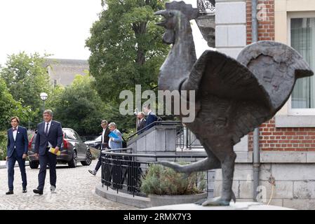 Namur, Belgio. 30 agosto 2023. Il ministro vallone, il presidente Elio di Rupo, e il ministro fiammingo, presidente Jan Jambon, fotografati durante una passeggiata nel centro della città di Namur dopo un incontro bilaterale tra i presidenti valloni e i ministri fiamminghi, mercoledì 30 agosto 2023 a Jambes, Namur. BELGA PHOTO BENOIT DOPPAGNE Credit: Belga News Agency/Alamy Live News Foto Stock