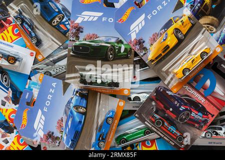 Doha, Qatar - 17 agosto 2023: Assortimento di Hot Wheels modello cardato pressofuso per la serie Hot Wheels. Hot Wheels è un'auto giocattolo in scala pressofuso di AM Foto Stock