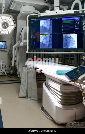 Laboratorio di cateterizzazione cardiaca in ambiente ospedaliero sala operatoria e di procedura O apparecchiature mediche high-tech USA Foto Stock