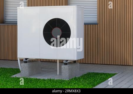 Pompa di calore a terra: Riscaldamento verde per abitazioni moderne Foto Stock