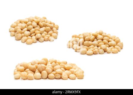 Noci di macadamia isolate su sfondo bianco. Vista dall'alto. Foto Stock