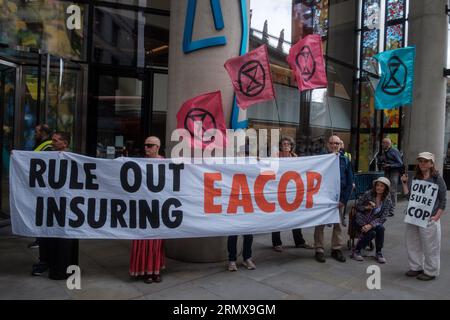 Londra, Regno Unito. 30 agosto 2023. Attivisti di Money Rebellion, Coal Action Network, Stop Eacop, Extinction Rebellion, Stop Rosebank, e Just Stop Oil, insieme agli artisti di Oil Slick, visita gli uffici di 9 agenti di gestione della Lloyds Insurance che, nonostante la crescente pressione, rifiutano di escludere la copertura dell'ambiente e del clima che distrugge l'East African Crude Oil Pipeline (EACOP) a Londra, Regno Unito, il 30 agosto 2023. (Foto di Joao Daniel Pereira/Sipa USA) credito: SIPA USA/Alamy Live News Foto Stock