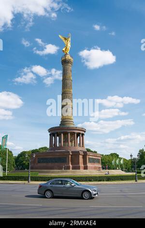 La Siegessäule, la colonna della Vittoria, uno dei più famosi luoghi di interesse della capitale tedesca Berlino Foto Stock