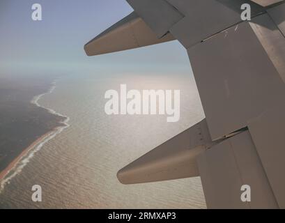 Fotografia delle alette e del flaperon interni di un aereo a reazione. KwaZulu-Natal North Coast sullo sfondo. Foto Stock