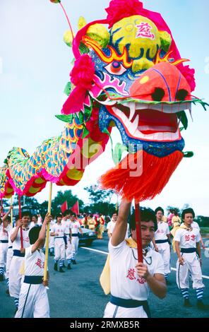 Singapore. Chinese New Year carnival. Dragon procession. Foto Stock