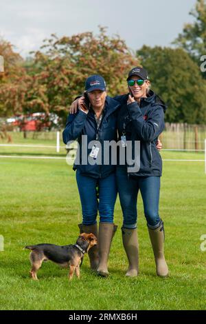 Stamford, Regno Unito. 30 agosto 2023. Pippa Funnell e Zara Tindall durante una passeggiata nel corso dei Defender Burghley Horse Trials del 2023 tenutosi nei terreni di Burghley House a Stamford, Lincolnshire, Inghilterra, Regno Unito. Crediti: Jonathan Clarke/Alamy Live News Foto Stock