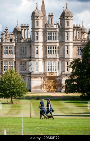 Stamford, Regno Unito. 30 agosto 2023. Pippa Funnell e Zara Tindall durante una passeggiata nel corso dei Defender Burghley Horse Trials del 2023 tenutosi nei terreni di Burghley House a Stamford, Lincolnshire, Inghilterra, Regno Unito. Crediti: Jonathan Clarke/Alamy Live News Foto Stock