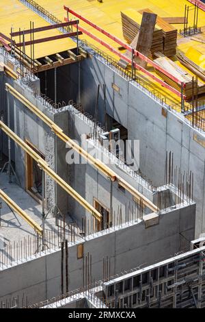 travi in legno per cassaforma su pareti in cemento Foto Stock