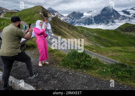 Un turista del Medio Oriente che fotografa la moglie e la figlia alla Grossglockner High Alpine Road, Parco Nazionale alti Tauri, Austria Foto Stock