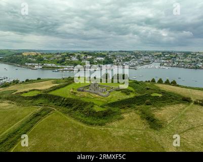 Vista panoramica aerea del forte James attraverso Kinsale, Irlanda, British Star Fort del XVI secolo fatto di terra con castello interno in muratura che domina l'entra Foto Stock