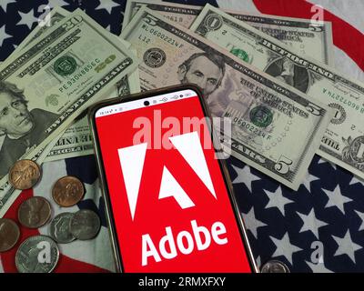 In questa immagine fotografica viene visualizzato il logo Adobe, Inc. Su uno smartphone Foto Stock
