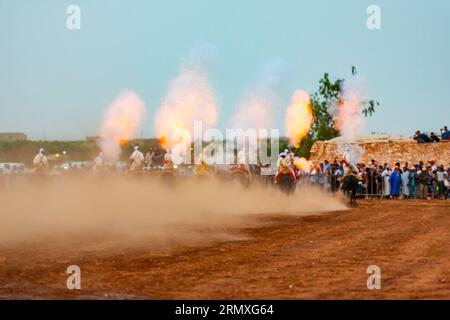 Gli equestri che partecipano a un tradizionale evento di abbigliamento elegante chiamato Tbourida in arabo vestito con un tradizionale abito marocchino Foto Stock