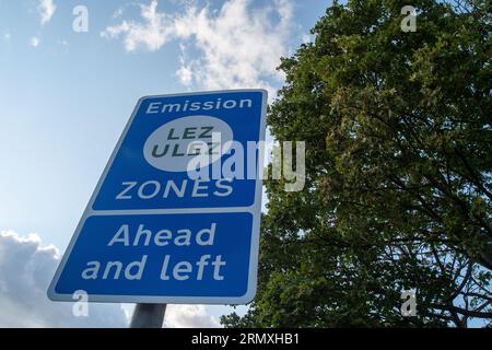 Harefield, London Borough of Hillingdon, Regno Unito. 30 agosto 2023. Un certo numero di telecamere e cartelli di nuova installazione Ultra Low Emission zone a Harefield, nel borgo londinese di Hillingdon, sono stati vandalizzati dai vigilanti. Le fotocamere sono state spruzzate con vernice o sono state applicate delle etichette sull'obiettivo della fotocamera. Il nuovo schema ULEZ esteso è diventato operativo in tutto l'Outer London Borough da ieri. Le zone ULEZ estese sono state messe in atto dal sindaco di Londra Sadiq Khan e Transport for London. Coloro che guidano nelle zone ULEZ dovranno avere un veicolo conforme a ULEZ o pagare £ 12,50 E. Foto Stock