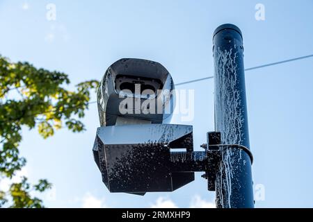 Harefield, London Borough of Hillingdon, Regno Unito. 30 agosto 2023. Una telecamera ULEZ spruzzata con vernice è stata pulita dalle autorità. Un certo numero di telecamere e cartelli di nuova installazione Ultra Low Emission zone a Harefield, nel borgo londinese di Hillingdon, sono stati vandalizzati dai vigilanti. Le fotocamere sono state spruzzate con vernice o sono state applicate delle etichette sull'obiettivo della fotocamera. Il nuovo schema ULEZ esteso è diventato operativo in tutto l'Outer London Borough da ieri. Le zone ULEZ estese sono state messe in atto dal sindaco di Londra Sadiq Khan e Transport for London. Quelli che guidano verso ULEZ Foto Stock