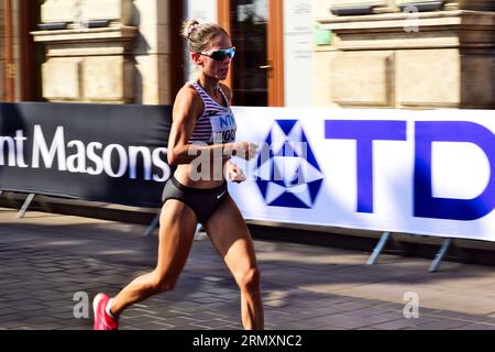 Il corridore canadese Wodak alla maratona dei campionati mondiali di atletica leggera. Strada urbana a Budapest. 26 agosto. sport, competizione, stile di vita attivo. Foto Stock