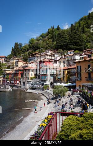 Vista panoramica della splendida e colorata città di Varenna sulla sponda orientale del lago di Como, Italia contro il cielo blu Foto Stock