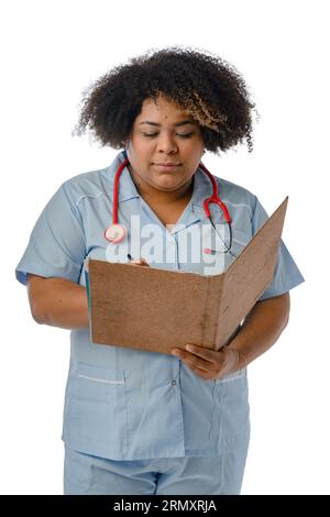 giovane afro donna latina infermiera in uniforme blu, in piedi con cartella di note, scrivere la consultazione medica. Foto Stock