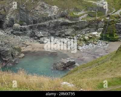 Tintagel, Cornovaglia, Regno Unito - 1 luglio 2022: Merlin's Cove con cascata Foto Stock