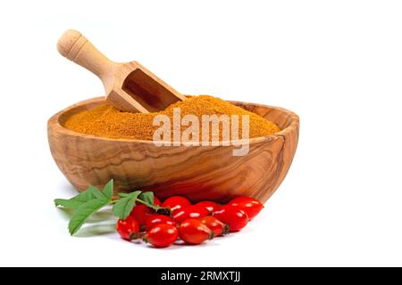 Polvere di rosa in una ciotola di legno su sfondo bianco Foto Stock