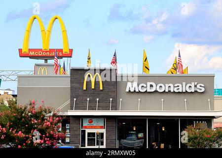 Golden Arches sorge su un ristorante McDonald's drive-thru a Brooklyn, New York. Foto Stock
