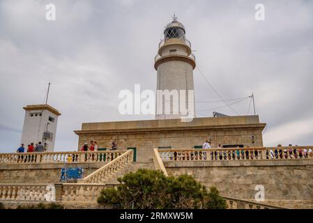 The lighthouse of the Cap de Formentor cape on a cloudy day (Majorca, Balearic Islands) ESP: El faro del cabo de Formentor en un día nublado, Mallorca Foto Stock