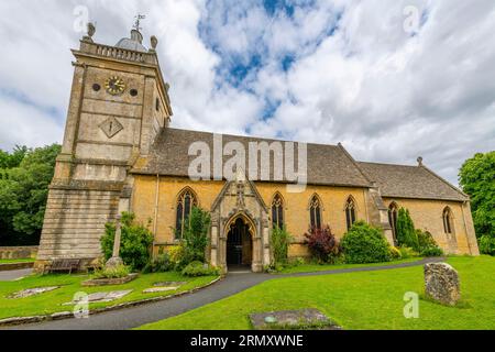 Chiesa anglicana di San Lorenzo del XII secolo nel pittoresco villaggio di Bourton-on-the-Hill nel distretto Cotswold del Gloucestershire, Inghilterra. Foto Stock