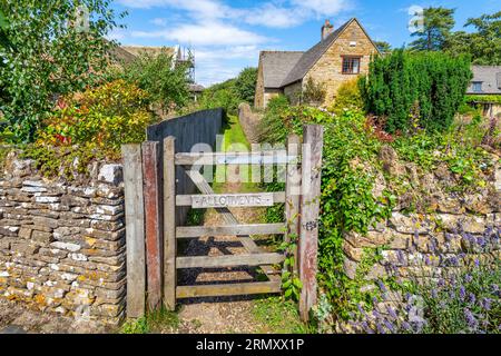 Un piccolo cancello per un'assegnazione di terreni, un piccolo appezzamento di terreno affittato a individui di solito allo scopo di coltivare colture alimentari, nei Cotswolds. Foto Stock