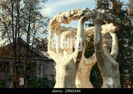 Ryazan, Russia - 27 agosto 2023: Vecchia scultura dell'epoca dell'URSS nel parco cittadino Foto Stock