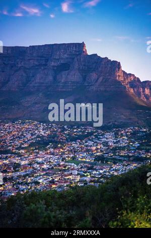 Vista di città del Capo dal punto panoramico di Signall Hill, a Western Cape, in Sud Africa Foto Stock