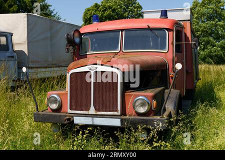 Waltershausen, Germania - 11 giugno 2023: Old Broken IFA S4000 Feuerwehr in piedi sull'erba. Foto Stock