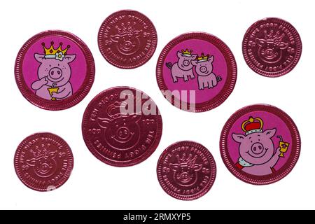 Percy Pig penny al cioccolato aromatizzato alla frutta da M&S isolato su sfondo bianco - dieci penny maialino 10p cinque penny maialino 5p davanti e dietro Foto Stock