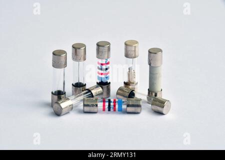Fusibili.una selezione di 20 x 5mm fusibili sia corpo in vetro e corpo in ceramica, ad azione lenta (ritardo di tempo)alcuni essendo codificati a colori.Per utilizzare in una moltitudine di appl Foto Stock