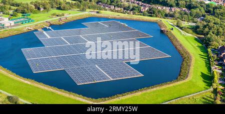 Pannelli solari galleggianti a Godley, Manchester, Regno Unito. Vista aerea che mostra migliaia di pannelli solari che riposano delicatamente sulla superficie dell'acqua Foto Stock